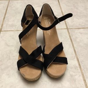 NWOB TOMS Black Strappy Wedges